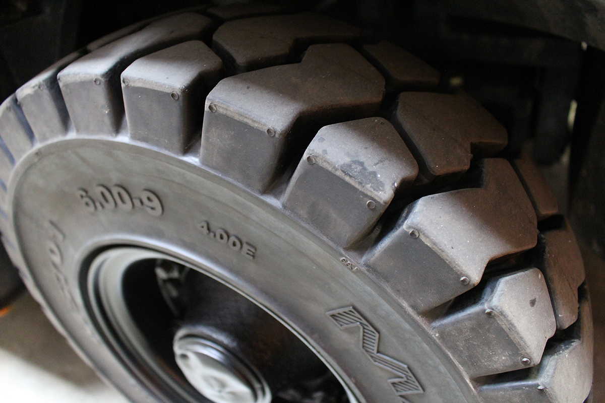Comment savoir quand changer les pneus d'un chariot élévateur ?